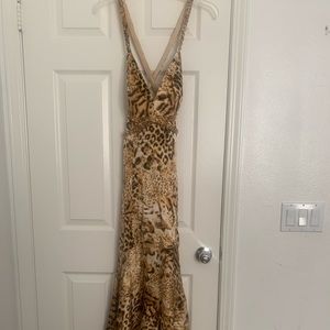 I am selling this long beautiful dress it’s cheetah print.